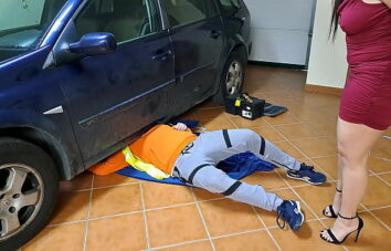 Morenaça pediu de um mecânico pra ajudar com outras coisas