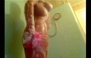 Danadinha tomando banho gostoso